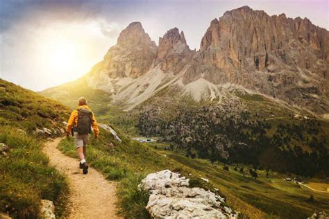Pellegrini in cammino su un sentiero di montagna all'alba