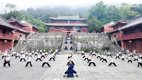 Templi taoisti immersi nelle foreste nebbiose di Wudang Shan