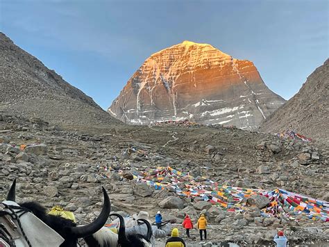 Vista panoramica del Monte Kailash con nuvole che ne avvolgono la cima