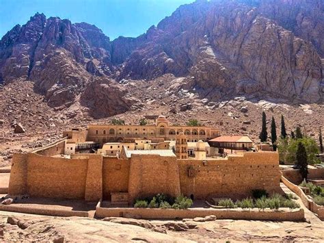 Paesaggio desertico e il Monastero di Santa Caterina ai piedi del Monte Sinai