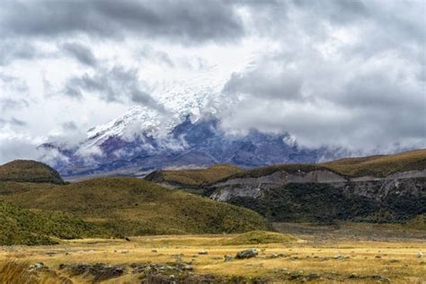 Il vulcano Chimborazo tra le nuvole, Ecuador