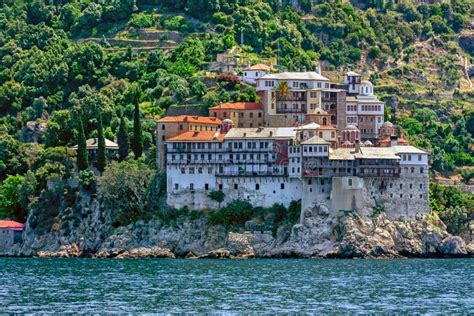 Monastero storico sul Monte Athos affacciato sul mare Egeo