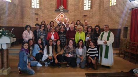 Foto di un gruppo di catechisti impegnati in attività con i giovani