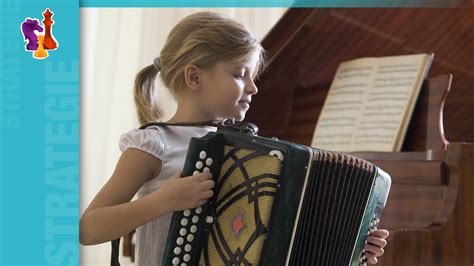Bambini che suonano la fisarmonica durante la festa, immersi nell'atmosfera tradizionale.