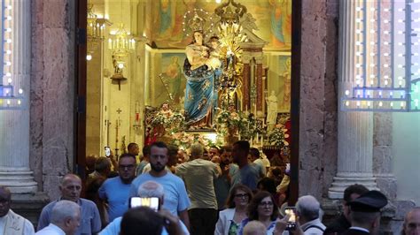 La processione della Madonna delle Grazie per le strade di Iglesias, con fedeli che seguono l'effigie.