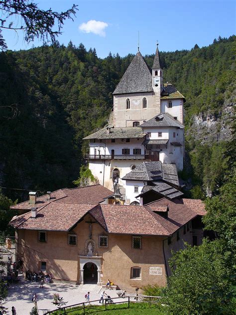 Panoramica dell'Eremo di San Romedio incastonato nella roccia della Val di Non