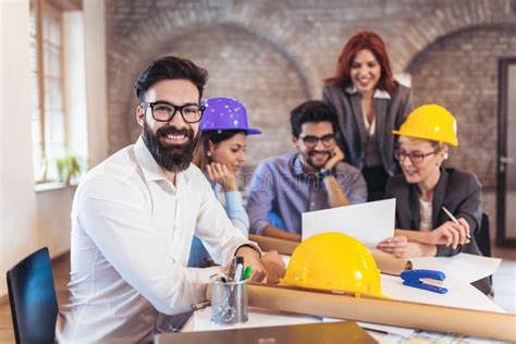 Gruppo di volontari che lavorano insieme a un progetto di costruzione in una comunità locale