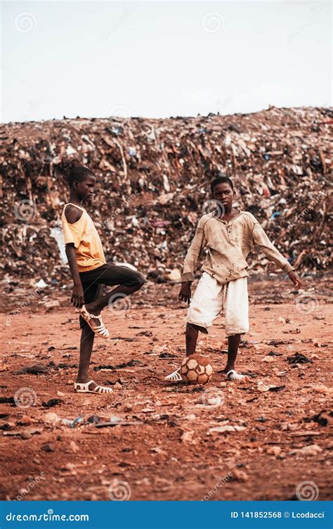 Bambini che giocano con un volontario in una comunità africana