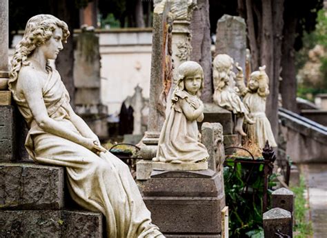 Dettaglio di scultura funeraria d'epoca all'interno del Cimitero di Bonaria