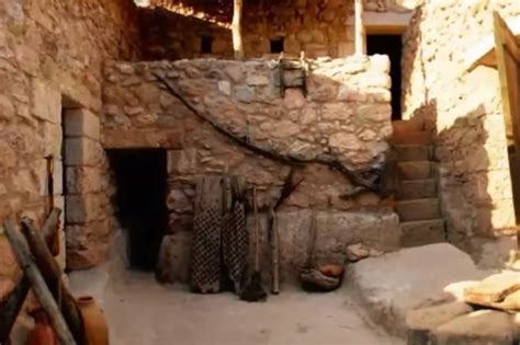 Ricostruzione della casa di Nazareth con parte in roccia
