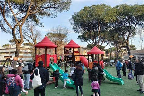 foto di un'area giochi recentemente riqualificata a Via Lemonia, Roma, con bambini che giocano