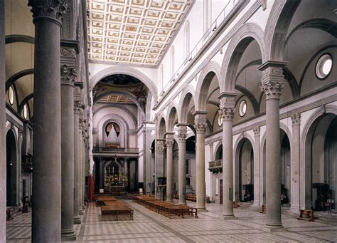 Veduta interna della navata con le colonne monolitiche in pietra rossa