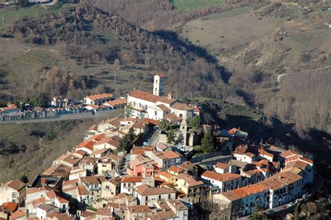 Foto tematica di un portale storico in pietra di Pignola