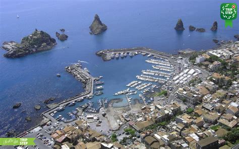 Una veduta panoramica di Aci Trezza con le sue case marinare e il mare sullo sfondo.