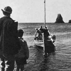 Una rappresentazione artistica della famiglia Malavoglia riunita attorno a Padron 'Ntoni, con la barca 