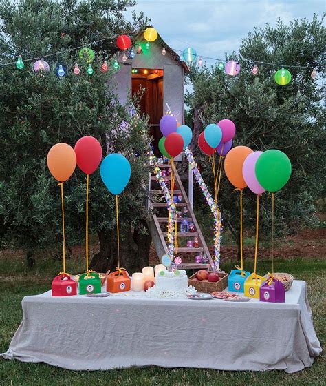 Decorazione asta tavolo per festa bambini con ghirlande di carta e palloncini colorati