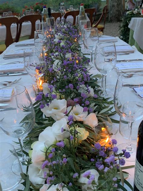 Asta decorativa per tavolo con ghirlande luminose e fiori in feltro per una serata elegante