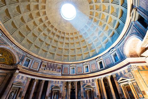 Interno del Pantheon con l'oculo e la cupola