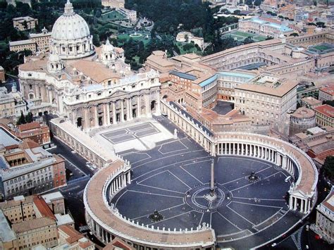 Dettaglio del bassorilievo West Ponente in Piazza San Pietro