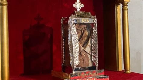 La camicia di Rosario Livatino macchiata di sangue, esposta come reliquia