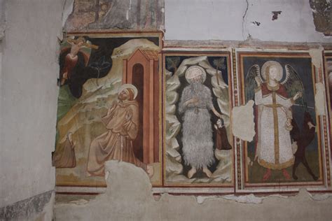 Affreschi cinquecenteschi sulla parete esterna della chiesa di Santa Maria Assunta a Valtorta