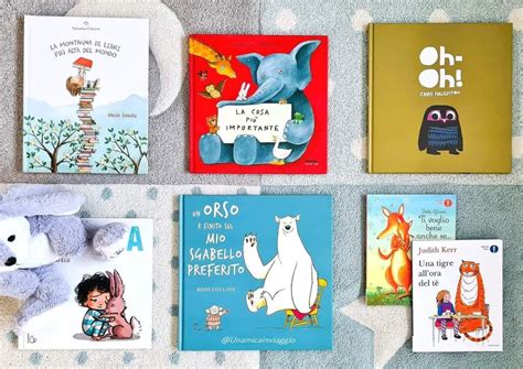 Autore di libri per bambini che legge una filastrocca a un gruppo di bambini