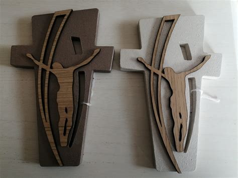 Crocifisso moderno e stilizzato in legno, realizzato con taglio laser