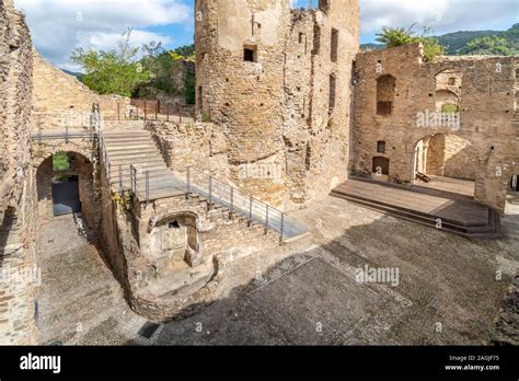 Foto panoramica delle rovine del Castello dei Doria con la torre pentagonale e la valle del Coghinas