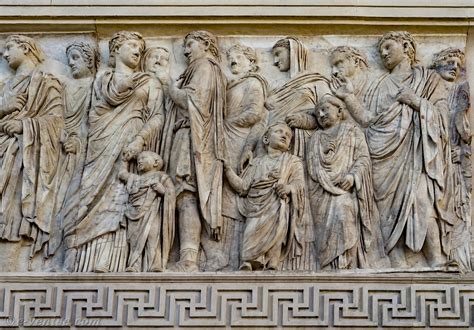 Dettaglio del pannello meridionale dell'Ara Pacis con la processione della famiglia imperiale