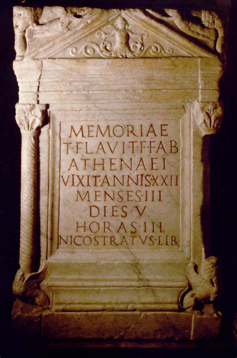 Foto ravvicinata dell'Ara funeraria di Titus Flavius Athenaeus, con focus sull'iscrizione e i dettagli decorativi