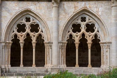 Dettaglio degli archi gotici e delle vetrate della chiesa, che enfatizzano l'architettura storica e il gioco di luci.