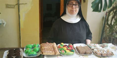 Dolci tradizionali di mandorla preparati dalle suore