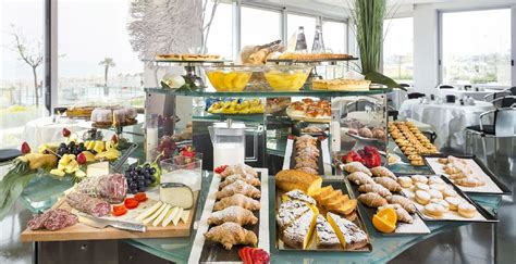 Foto del buffet della colazione con ampia scelta di prodotti freschi