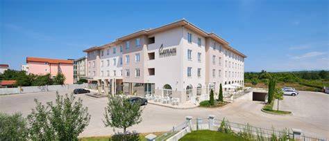 Immagine del garage interno e dell'ampio parcheggio esterno del Medjugorje Hotel & Spa