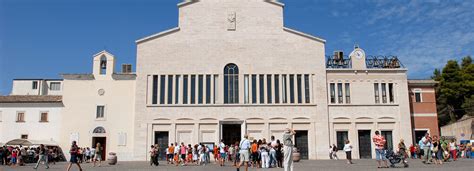 Foto storica di Padre Pio che celebra la Santa Messa nel convento di San Giovanni Rotondo