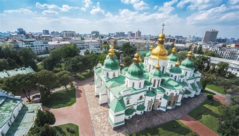 Veduta panoramica esterna della Cattedrale di Santa Sofia a Kiev con le sue iconiche cupole verdi