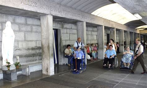 Pellegrini in attesa alle piscine di Lourdes