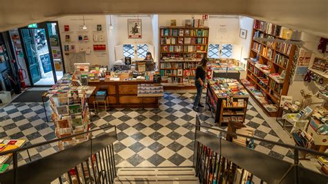 Interno di una libreria religiosa a Lourdes