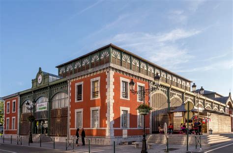 Bancarelle di prodotti freschi nelle Halles de Lourdes