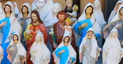 Negozio di articoli religiosi con misure di sicurezza a Lourdes