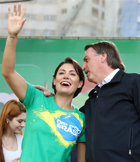 Foto di Jair Bolsonaro con la moglie Michelle e leader evangelici