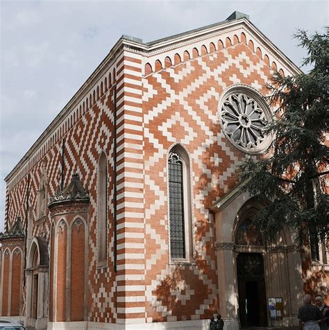 facciata della Chiesa di Santa Maria dei Carmini con elementi rinascimentali e mattoni