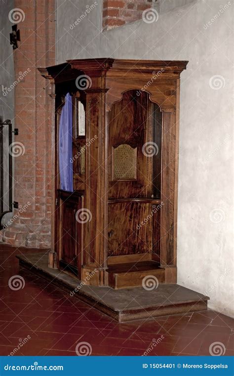 Un'immagine suggestiva di un confessionale antico e moderno in una chiesa luminosa, che simboleggia l'incontro tra l'umano e il divino