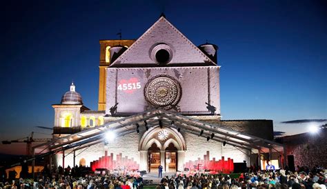 Immagine della piazza di Assisi con il palco dell'evento 