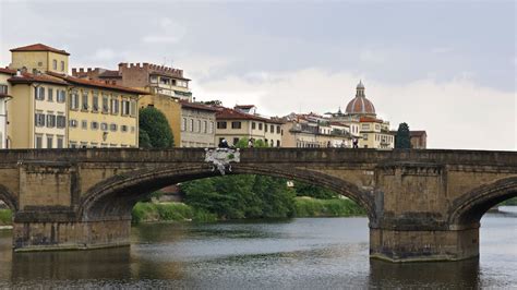 Veduta panoramica del Ponte Santa Trinita con le sue tre eleganti arcate in pietraforte.