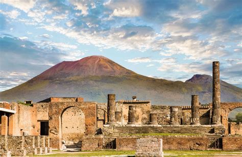 Foto panoramica del Santuario di Pompei con il campanile sullo sfondo del Vesuvio
