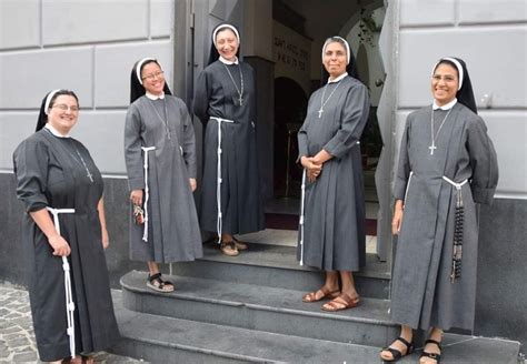 Foto di gruppo di Suore Francescane dell'Immacolata in preghiera o in attività apostolica