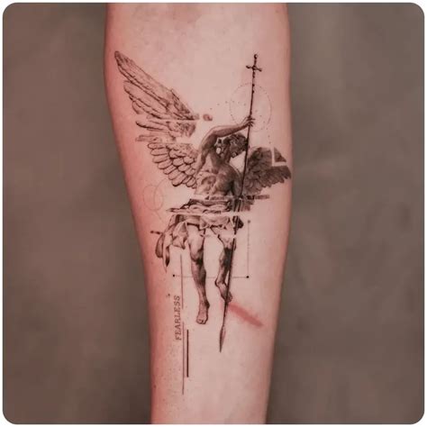 Tatuaggio religioso croce e angelo