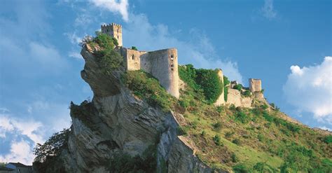 rocca medievale o piccolo castello italiano su un'altura rocciosa