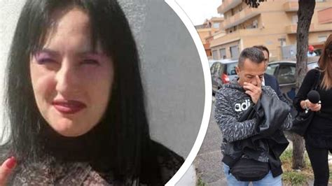 Foto di Andrea De Filippis che si reca in caserma con il volto coperto
